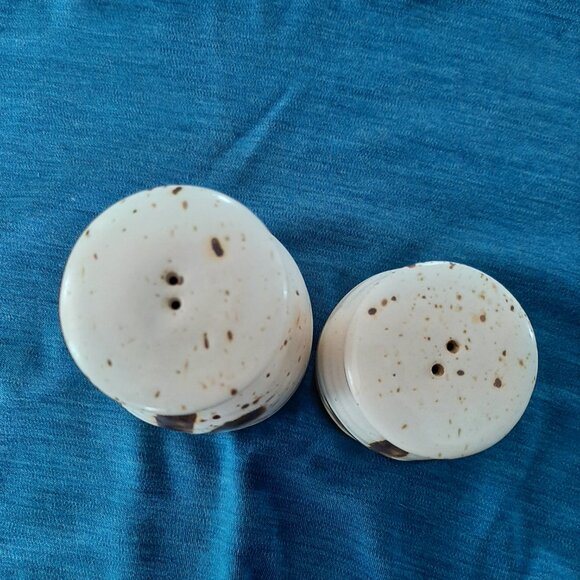 Vintage ceramic salt and pepper shakers (set of 2) - Picture 2 of 2